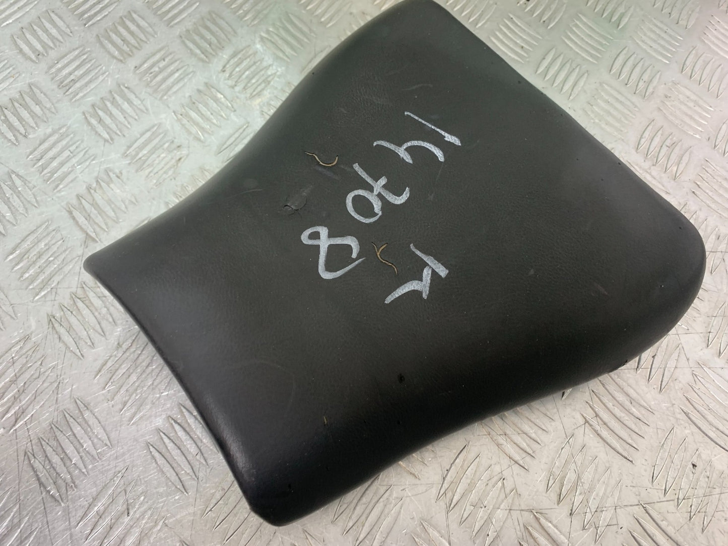 TRIUMPH 955i DAYTONA FRONT SEAT  YEAR 2002-2006 (CMB1229)