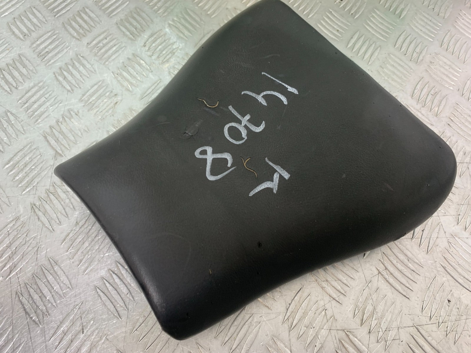 TRIUMPH 955i DAYTONA FRONT SEAT  YEAR 2002-2006 (CMB1229)