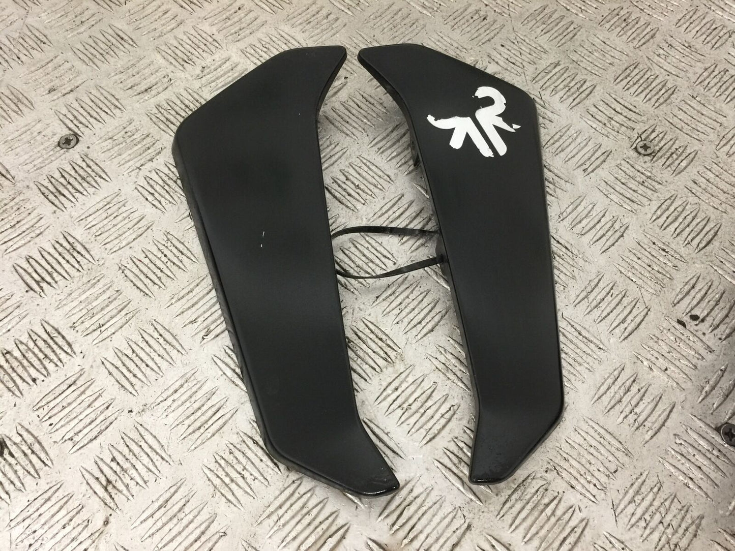 YAMAHA MT09 MT-09 LEFT AND RIGHT RADIATOR COVERS YEAR 2018 (STOCK 906)