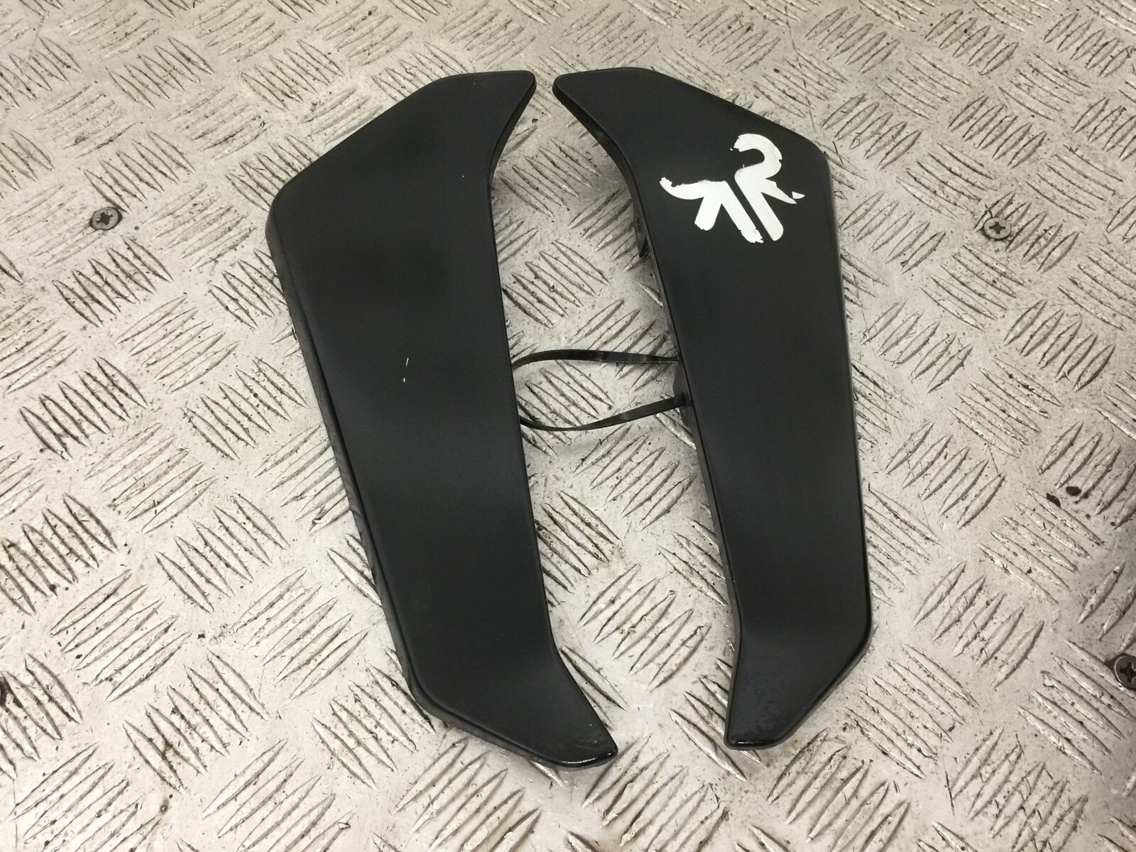 YAMAHA MT09 MT-09 LEFT AND RIGHT RADIATOR COVERS YEAR 2018 (STOCK 906)