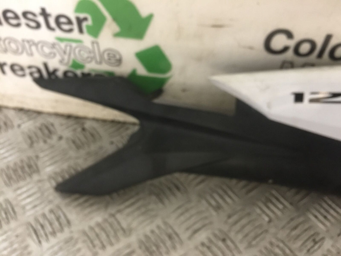 HONDA CBR125 CBR 125 RIGHT SEAT PANEL YEAR 2011-2017 (STOCK 732)