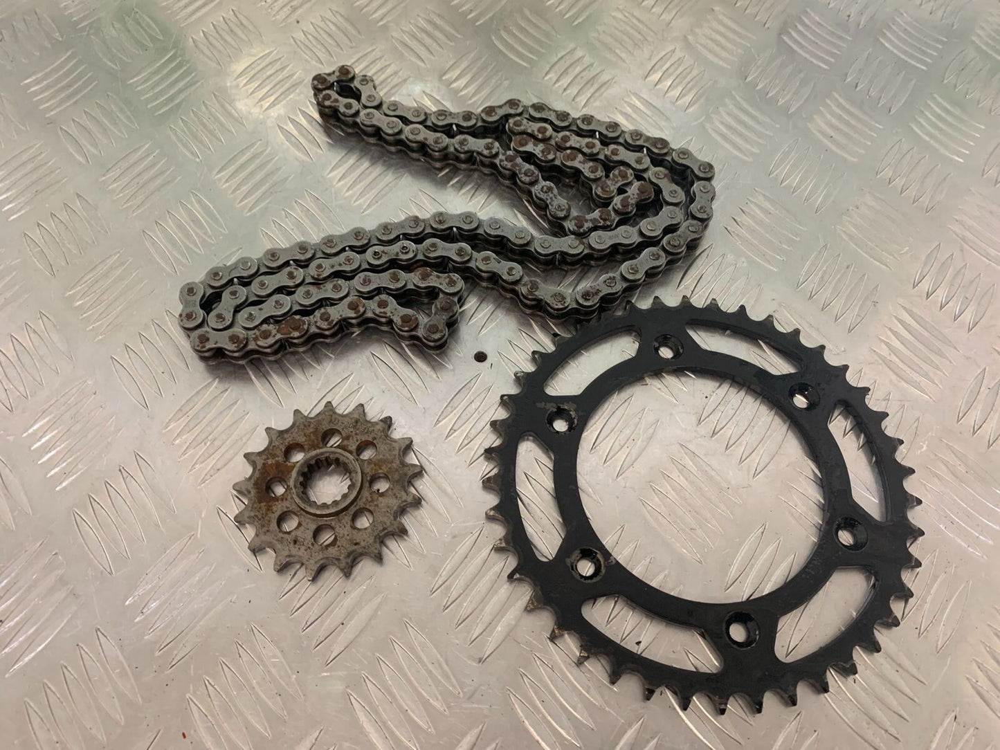 KTM 640 DUKE 2 CHAIN AND SPROCKETS (USED) YEAR 2000-2006 (STOCK 988)