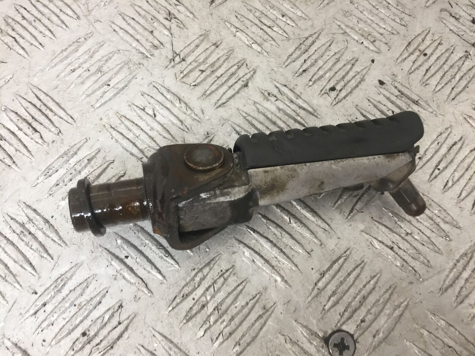KAWASAKI Z750 Z 750 FRONT RIGHT FOOTPEG YEAR 2004-2006  (STOCK 871)