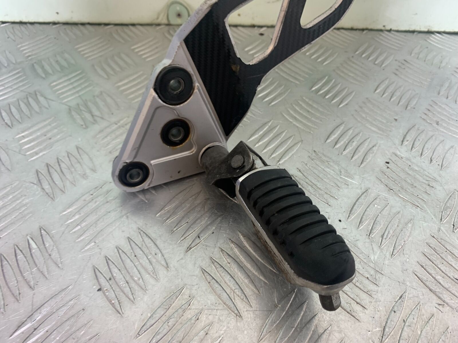 SUZUKI GSF1250 GSF 1250 BANDIT FRONT LEFT HANGER & PEG  YEAR 2007-2011 (CMB1125)