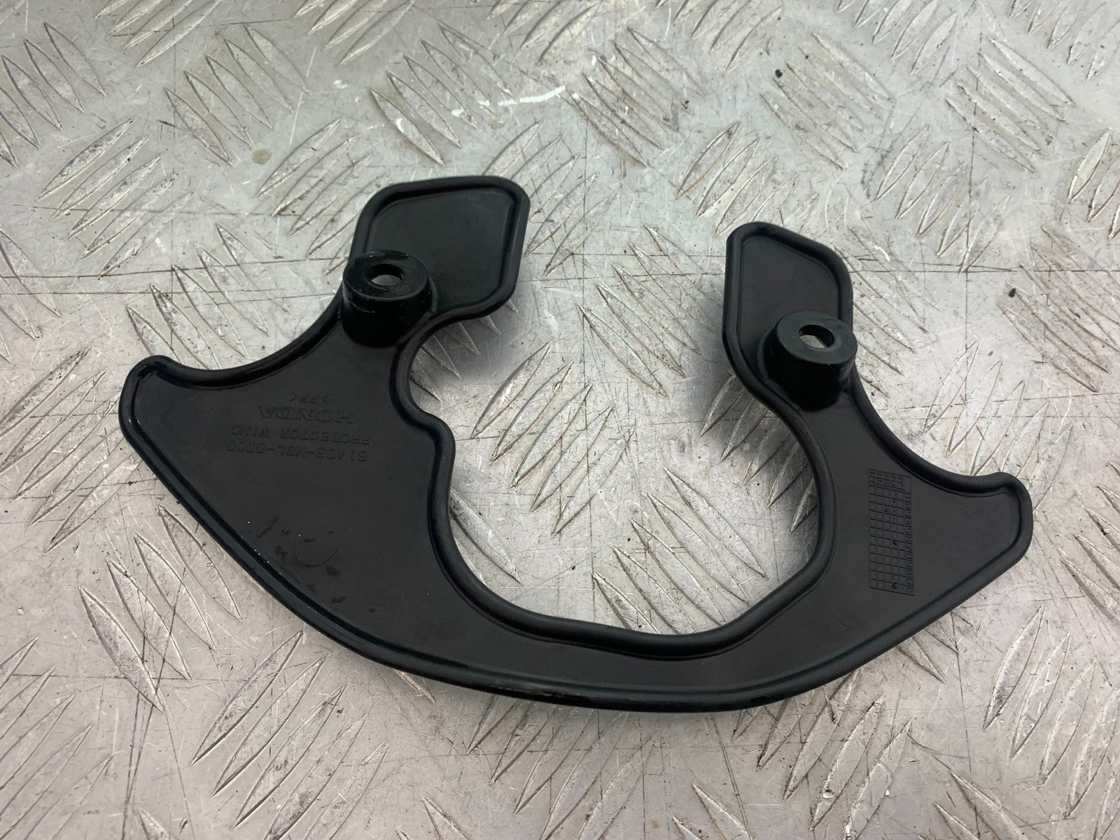 HONDA CBR1000 rr FIREBLADE BOTTOM YOKE INFILL PANEL  YEAR 2006 (CMB1220)
