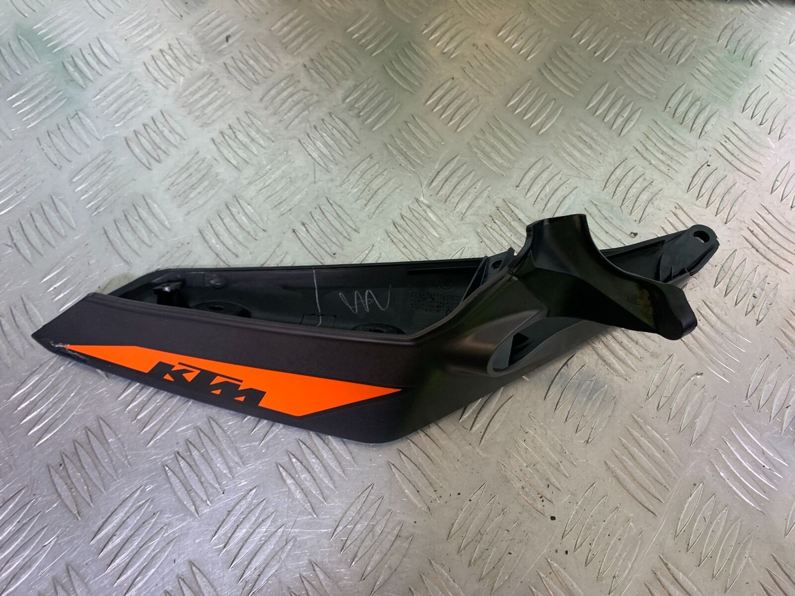 KTM 125 DUKE RIGHT SEAT PANEL   YEAR 2018-2023 (CMB1083)