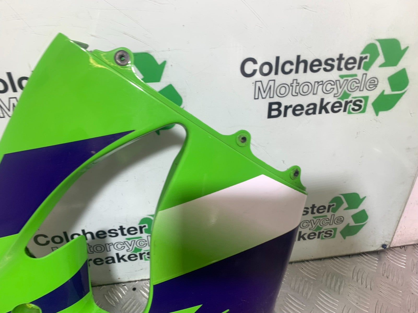 KAWASAKI ZX9R ZX9 E1 RIGHT MIDDLE FAIRING PANEL YEAR 2000-01 (CMB1171)