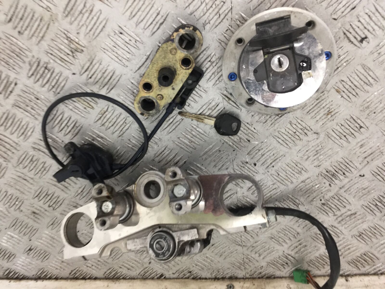 SUZUKI GSF1200 GSF 1200 BANDIT LOCKS AND KEY   YEAR 2001-2005 (STOCK 902)