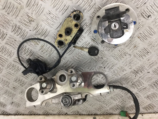 SUZUKI GSF1200 GSF 1200 BANDIT LOCKS AND KEY   YEAR 2001-2005 (STOCK 902)