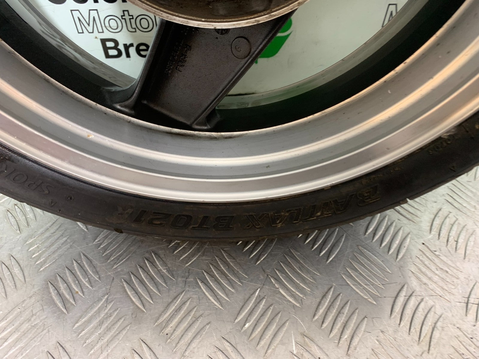 KAWASAKI ZZR1100 D REAR WHEEL  YEAR 1993-2001 (CMB1189)