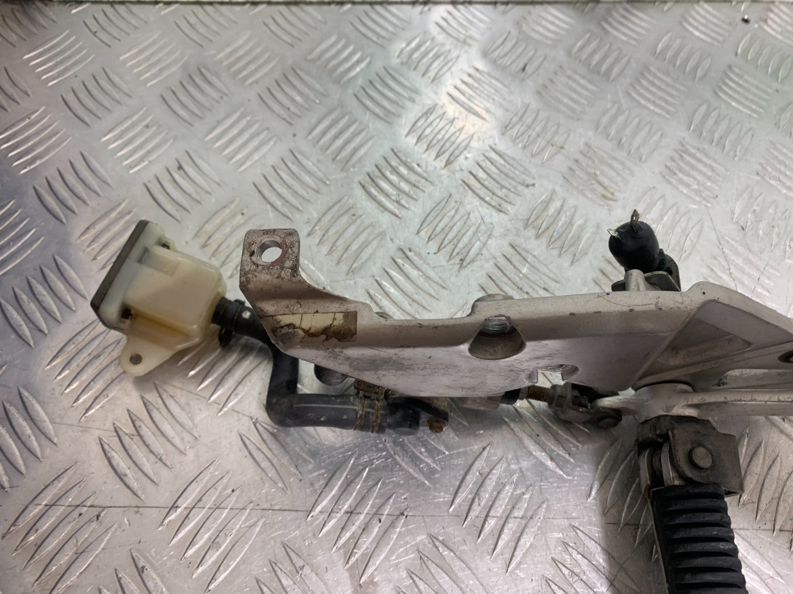 SUZUKI RF900 RF 900 FRONT RIGHT  HANGER YEAR 1994-1999 CMB1326