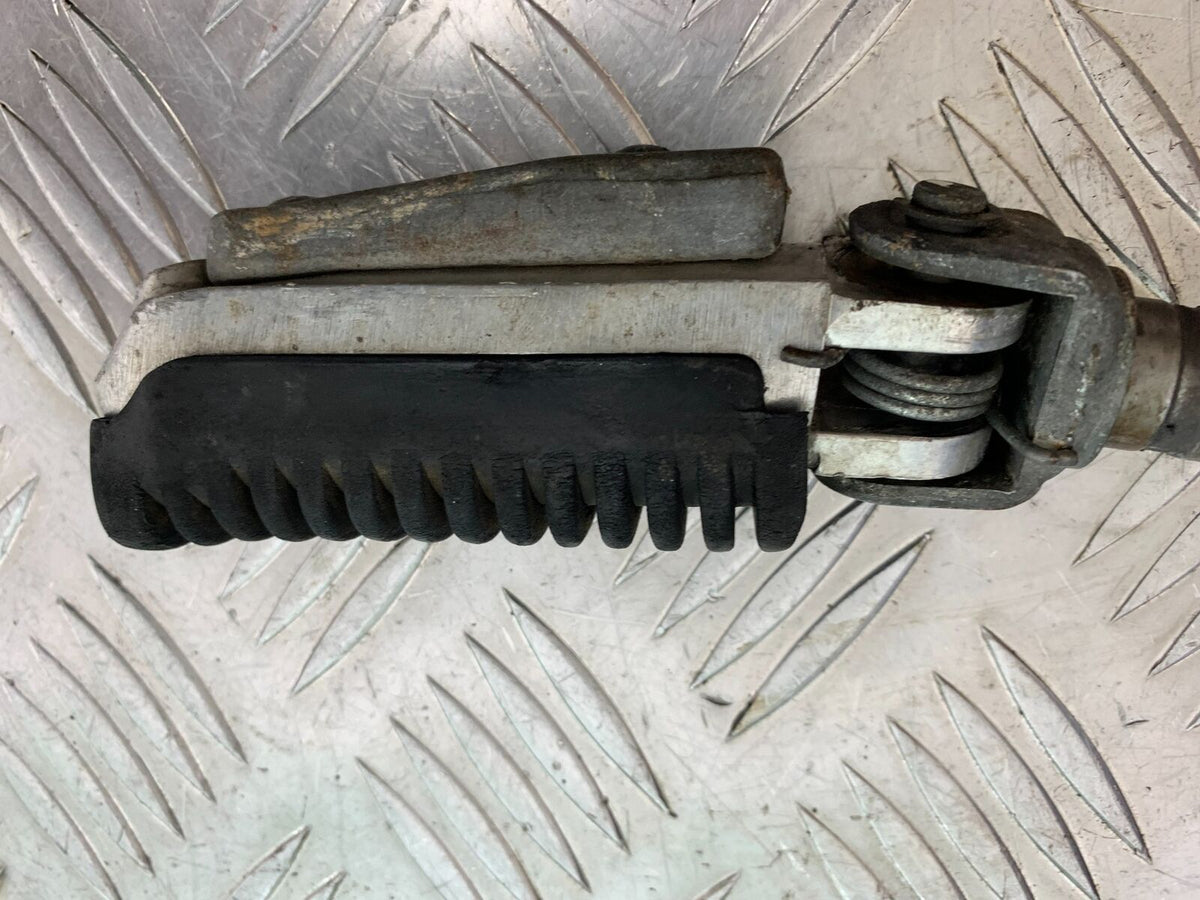 SUZUKI GSF650 GSF 650 FRONT RIGHT FOOTPEG   YEAR 2005-06  (CMB1028)