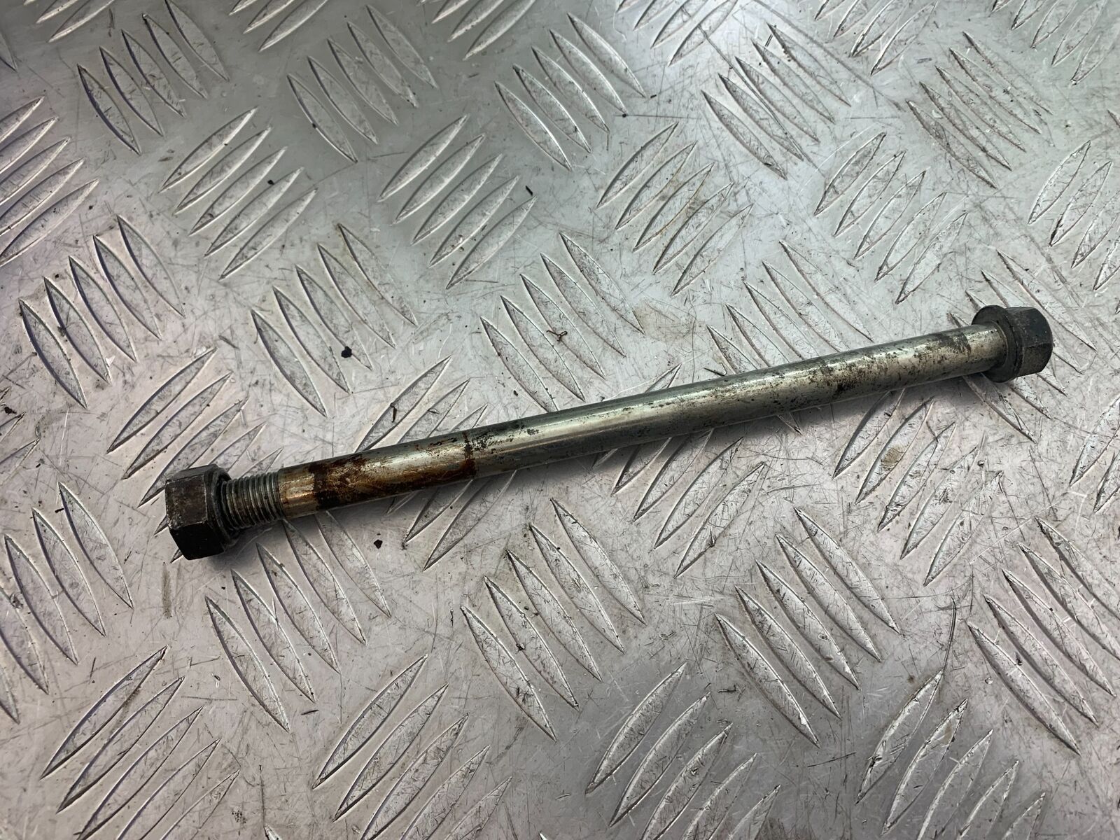 YAMAHA XT125 X XT 125 X SWINGARM SPINDLE 2005-2011 (CMB1097)