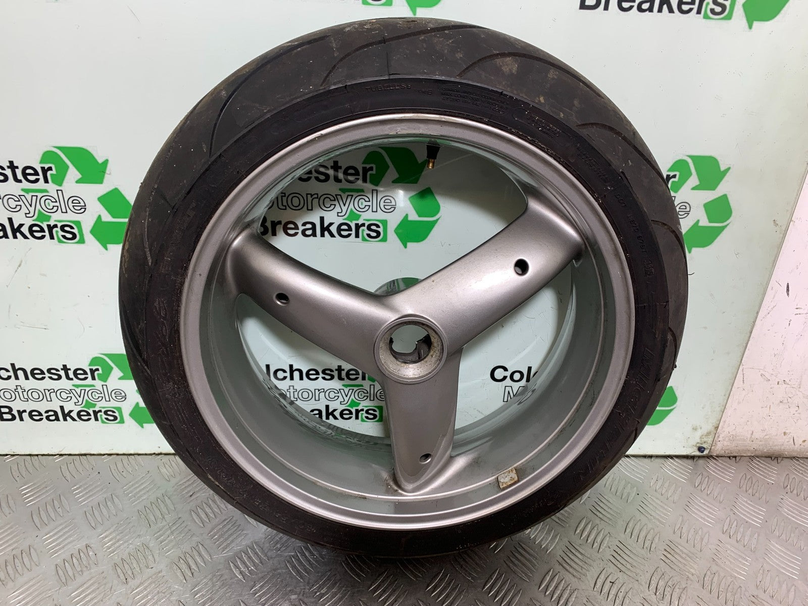 TRIUMPH 955I SPRINT RS REAR WHEEL YEAR 1999-03 (CMB1313)