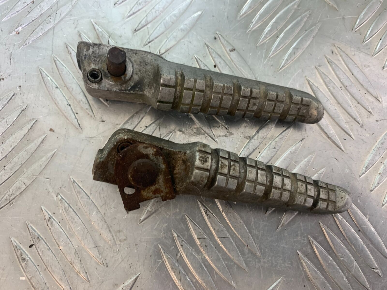 APRILIA RS50 RS 50 REAR FOOTPEGS  YEAR 1996-1998 (CMB1132)