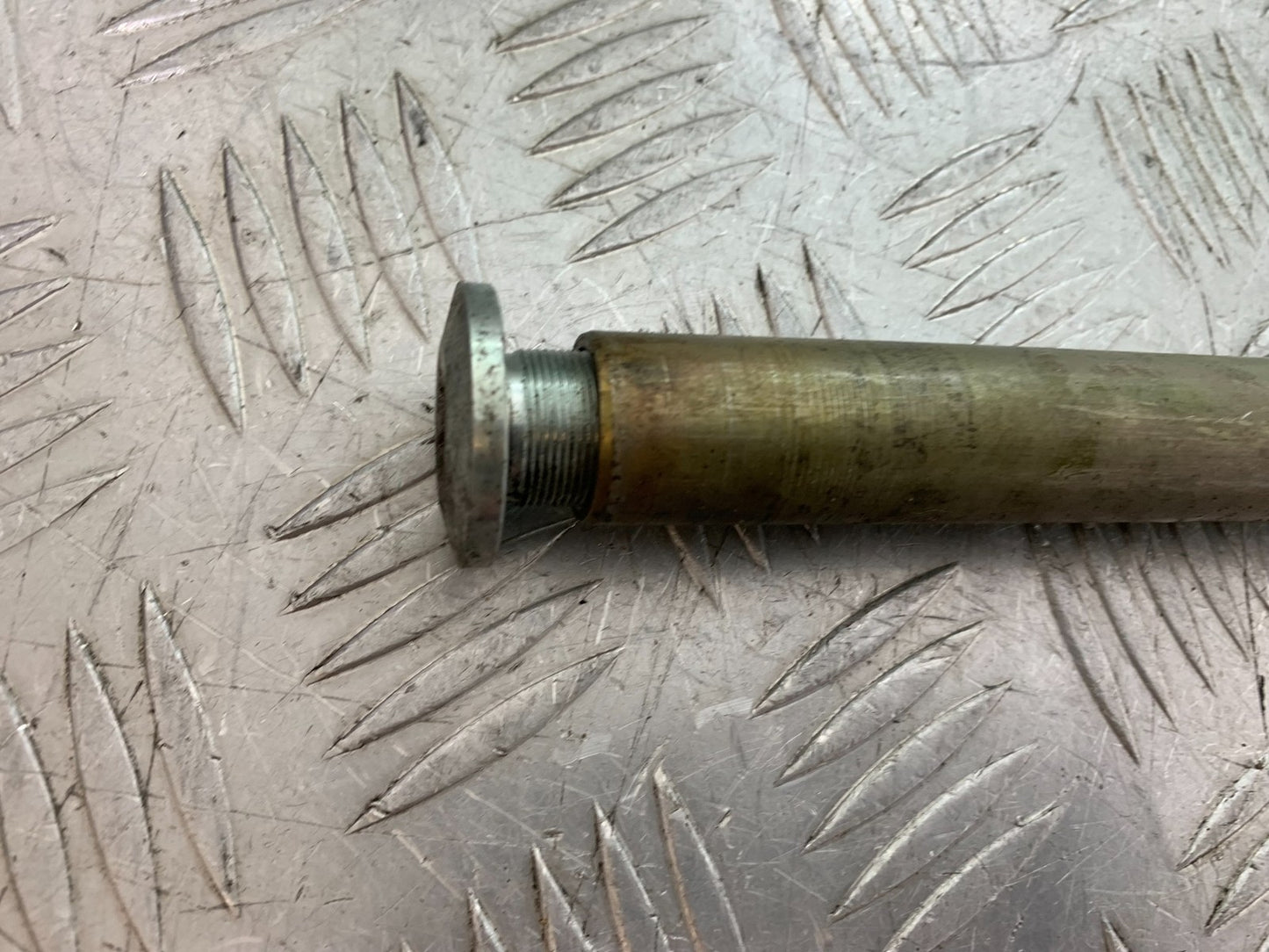 TRIUMPH 955I SPRINT RS SWINGARM SPINDLE  YEAR 1999-03 (CMB1313)