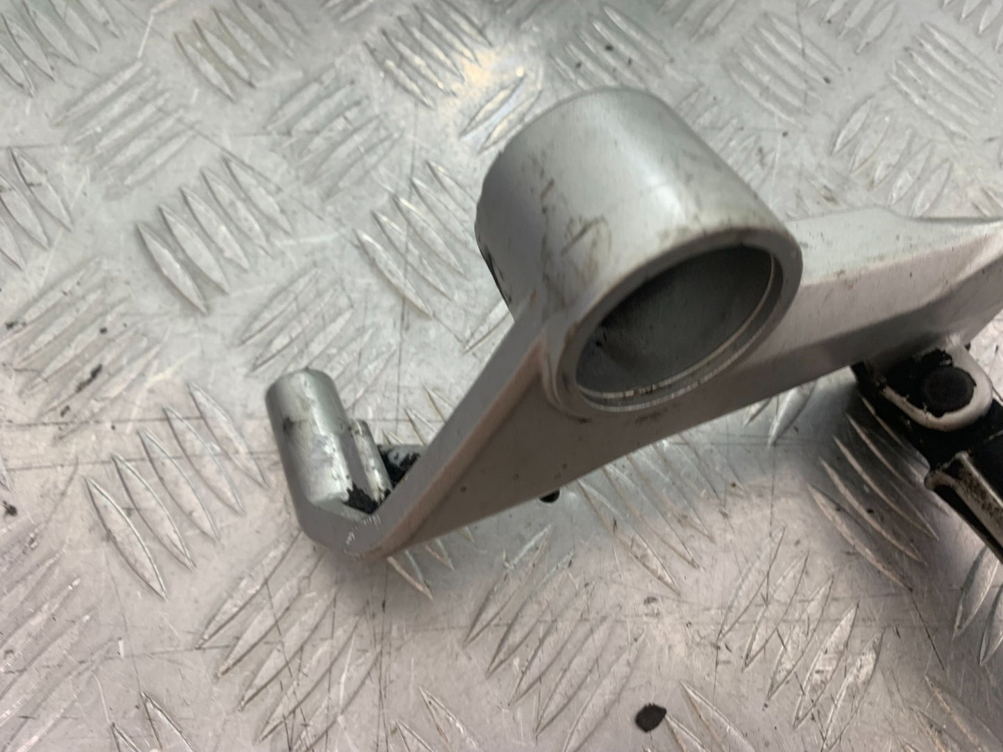 HONDA VFR800 PRE V-TEC FRONT LEFT HANGER AND PEG YEAR 1998-2001 (CMB1233)