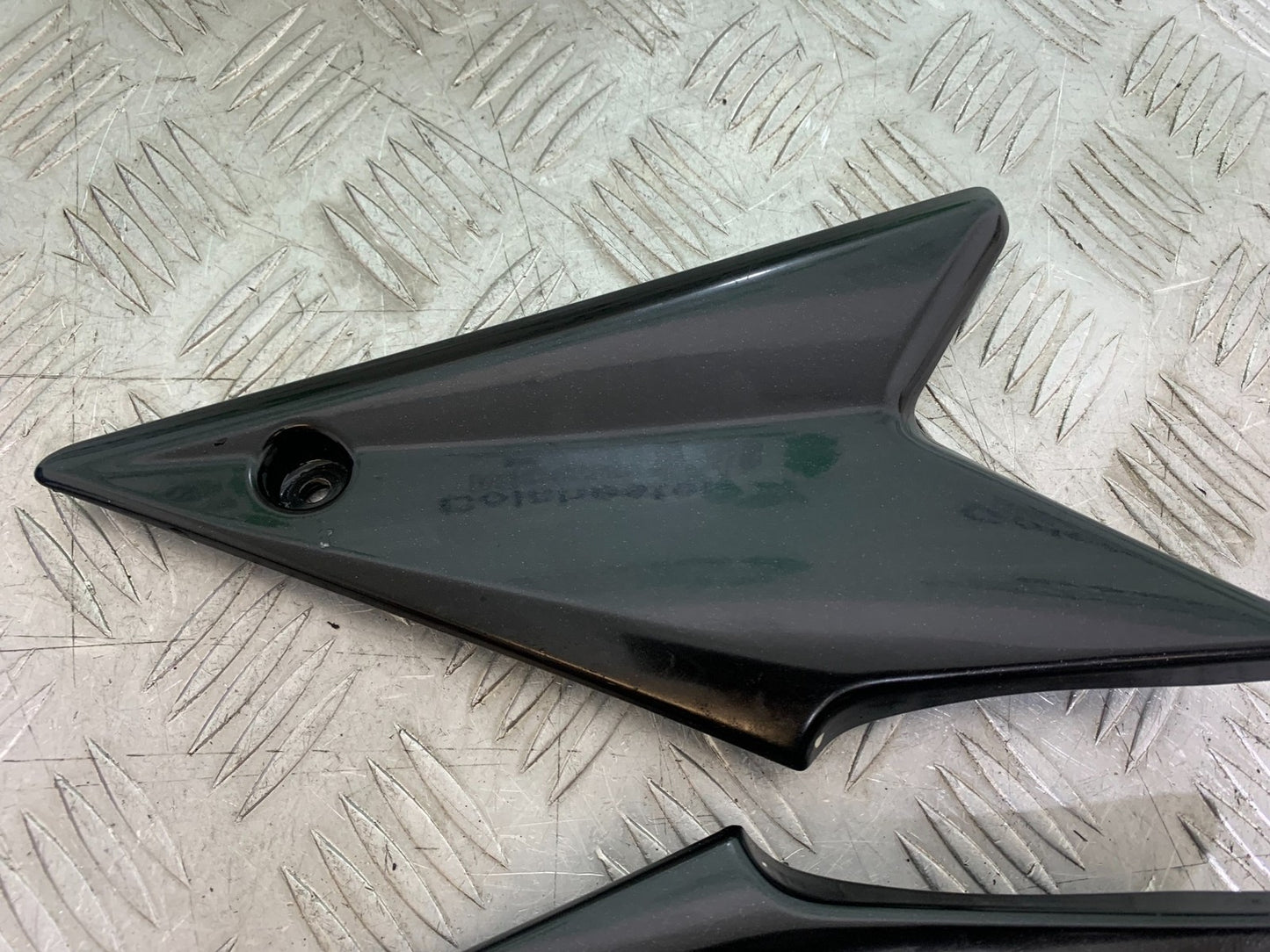 TRIUMPH SPEED TRIPLE R 1050 LEFT AND RIGHT SIDE INFILL PANELS 2009 (CMB1183)