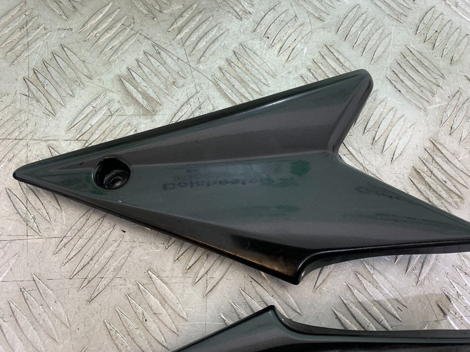 TRIUMPH SPEED TRIPLE R 1050 LEFT AND RIGHT SIDE INFILL PANELS 2009 (CMB1183)