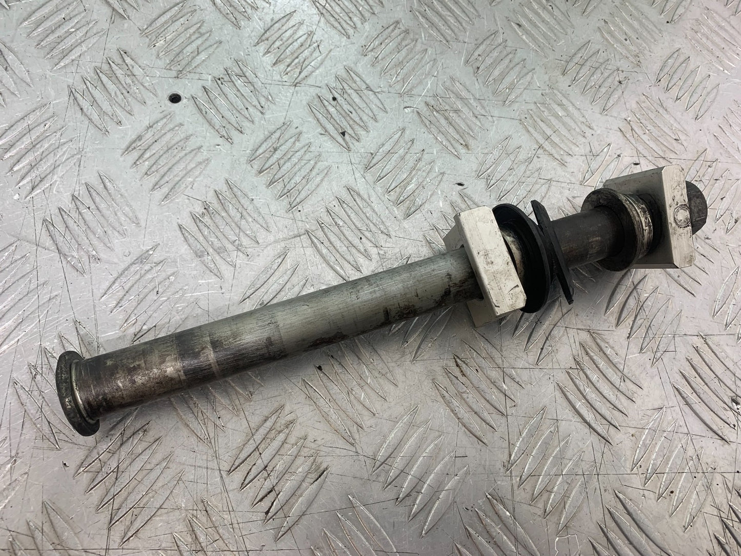 YAMAHA YZF R1 4C8 REAR WHEEL SPINDLE YEAR 2007-2008 (CMB1237)