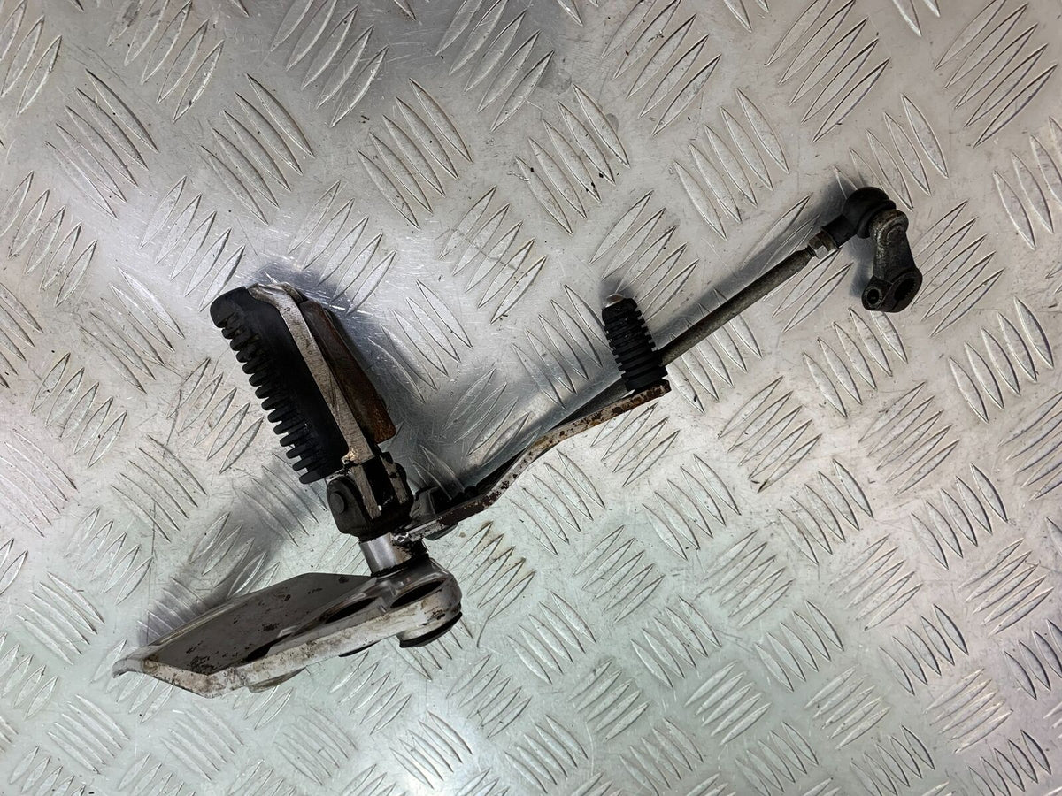 SUZUKI GSF650 GSF 650 FRONT LEFT HANGER YEAR 2005-06  (CMB1028)
