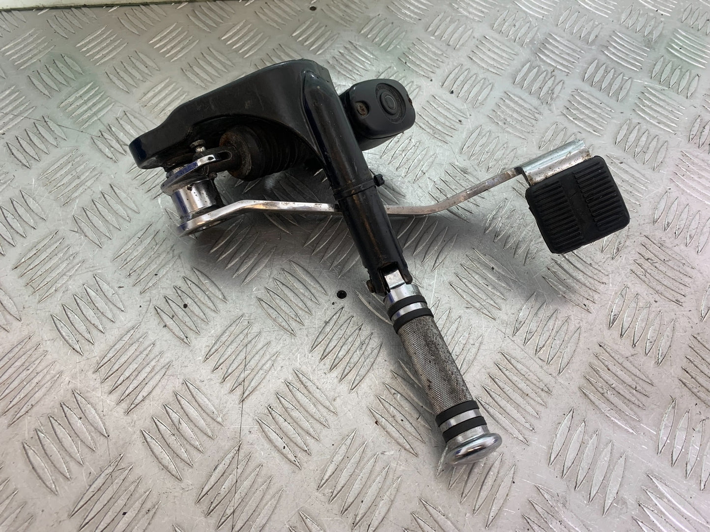 HARLEY DAVIDSON FXS BLACKLINE 1585 FRONT RIGHT HANGER  YEAR 2012 (CMB1147)