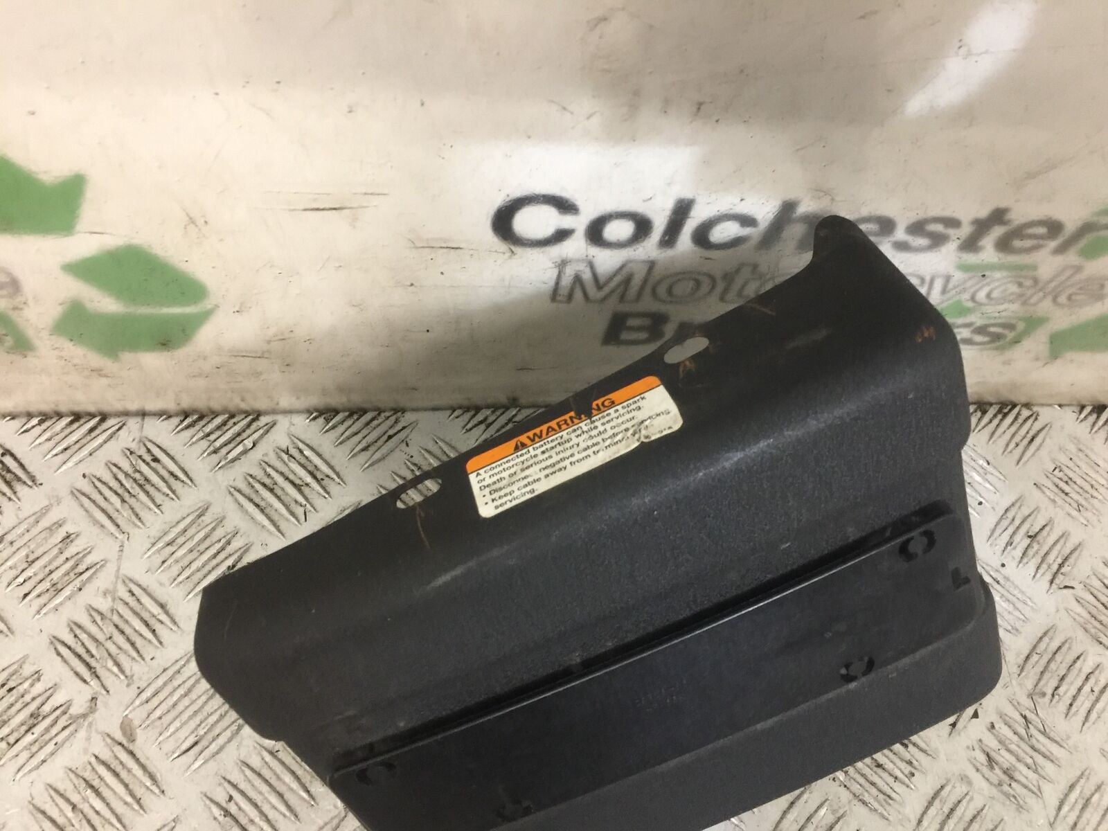 HARLEY DAVIDSON FAT BOB FXDF RIGHT SEAT PANEL  YEAR 2009  (STOCK 806)