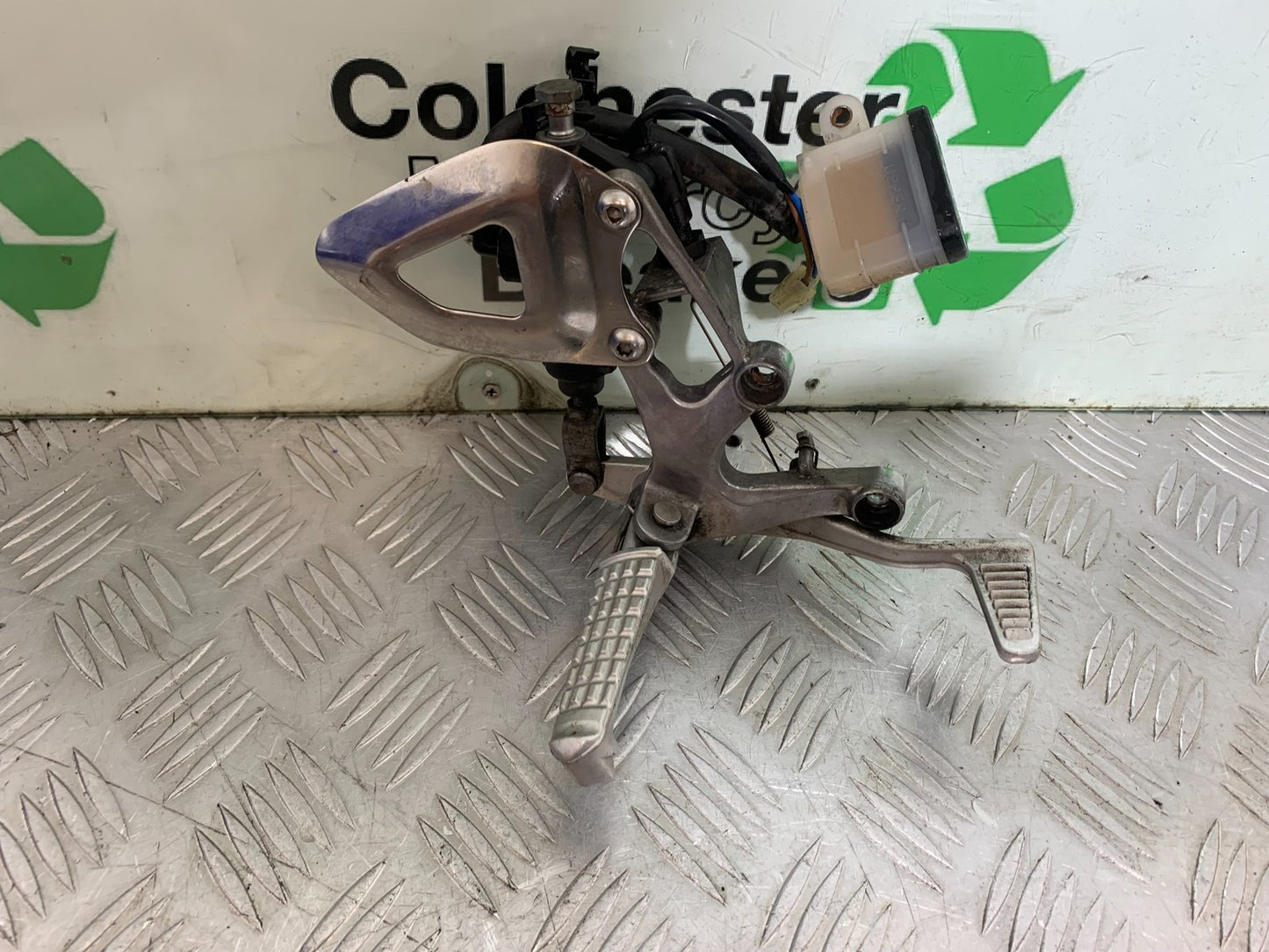 TRIUMPH SPEED TRIPLE R 1050 FRONT RIGHT HANGER COMPLETE   2009 (CMB1183)