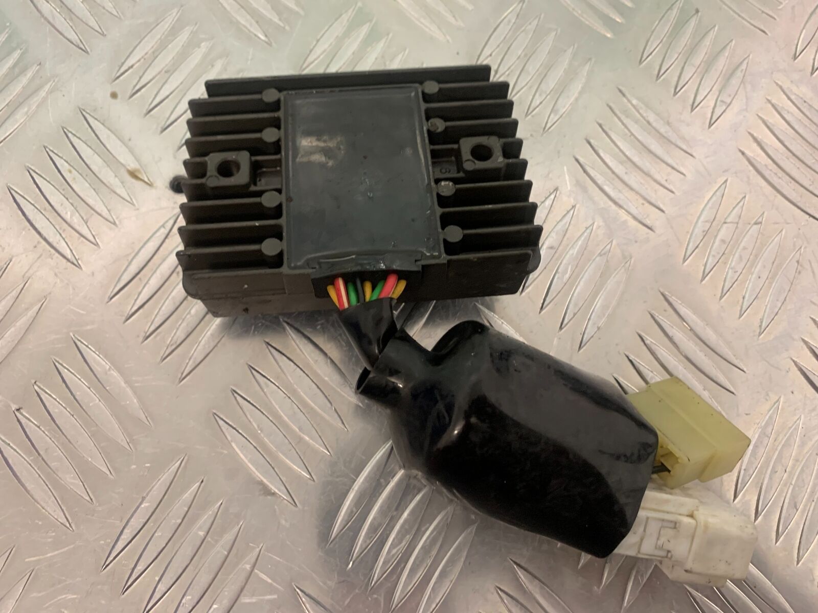 HONDA CBR1100 BLACKBIRD REGULATOR   YEAR 1999-05 (STOCK 961)