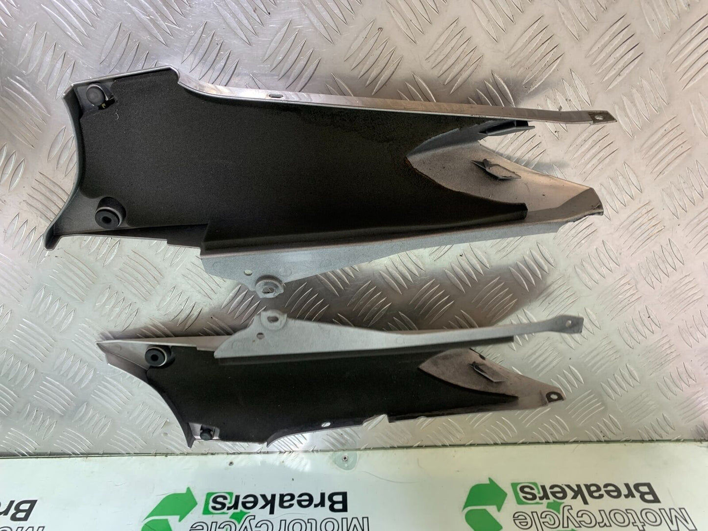 YAMAHA FJR1300 FJR 1300 LEFT AND RIGHT SEAT PANELS  YEAR 2001-05 (CMB1005)