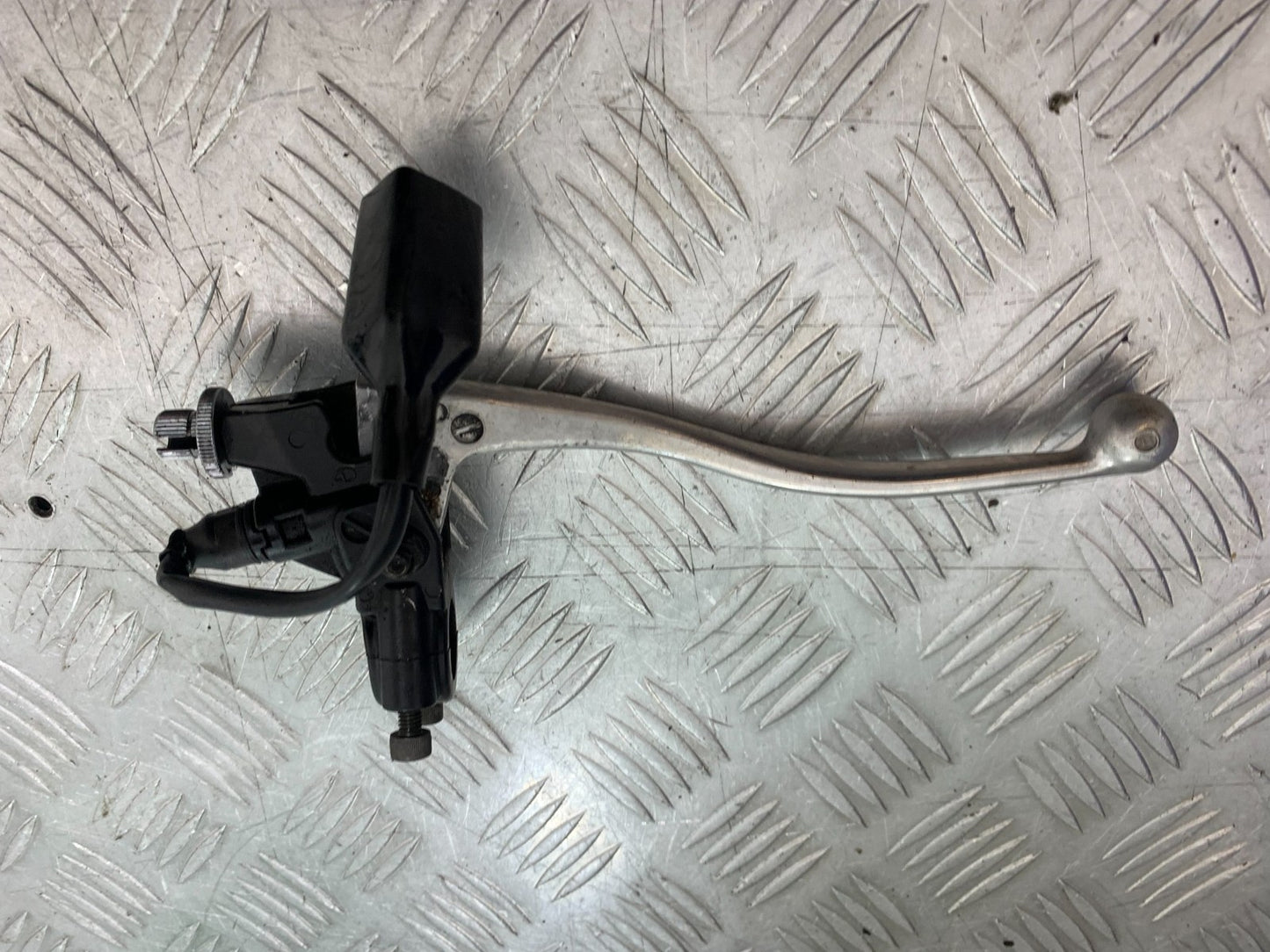 TRIUMPH 955i DAYTONA CLUTCH LEVER AND BRACKET YEAR 2002-2006 (CMB1229)