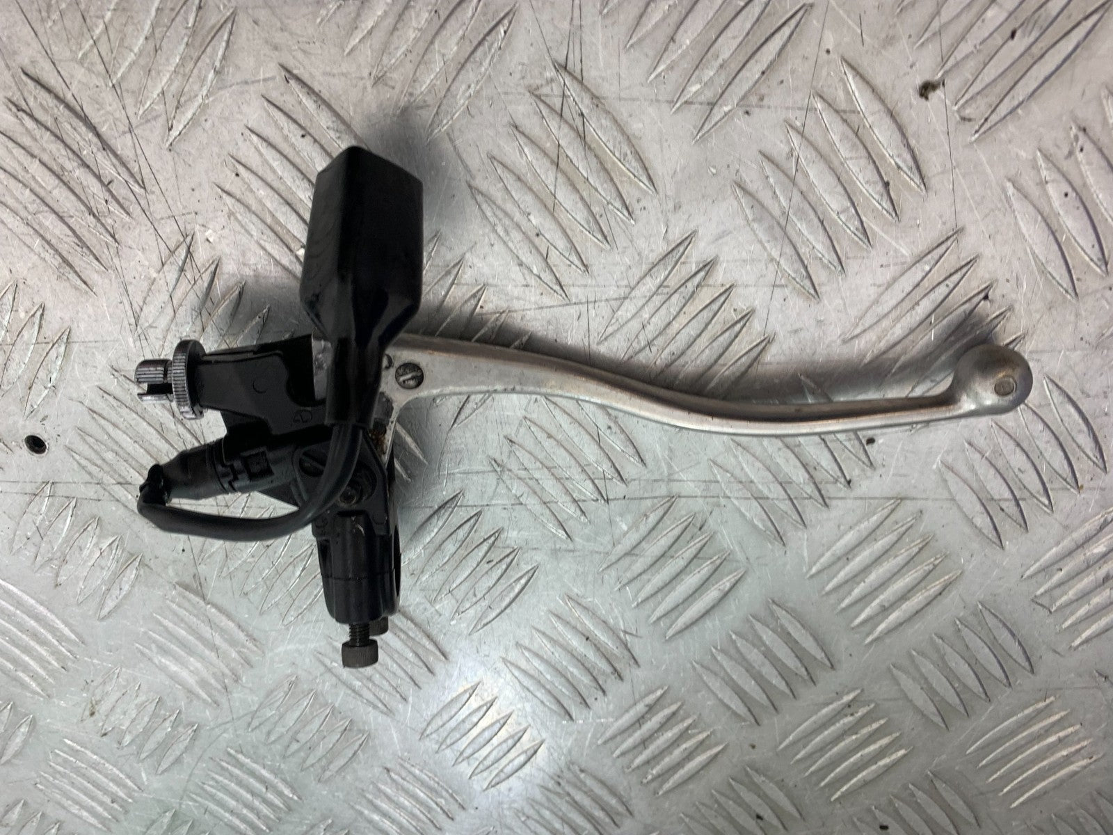 TRIUMPH 955i DAYTONA CLUTCH LEVER AND BRACKET YEAR 2002-2006 (CMB1229)