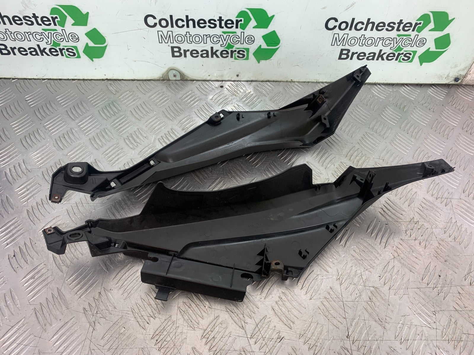 YAMAHA XMAX 300 LEFT AND RIGHT INFILLS  YEAR 2017-2020 (CMB1218)