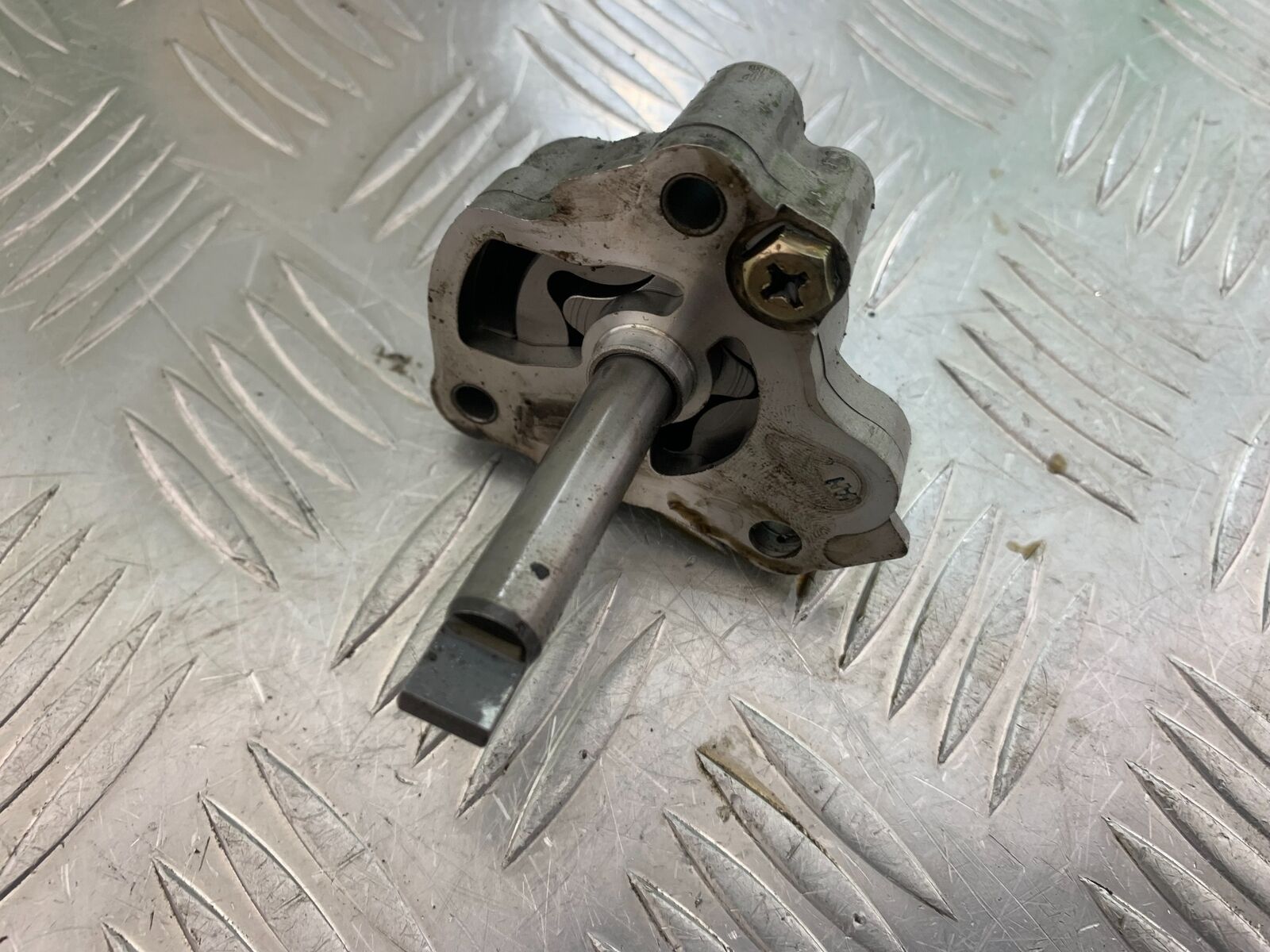 TRIUMPH THUNDERBIRD 1600 OIL PUMP  YEAR 2011 (CMB1107)