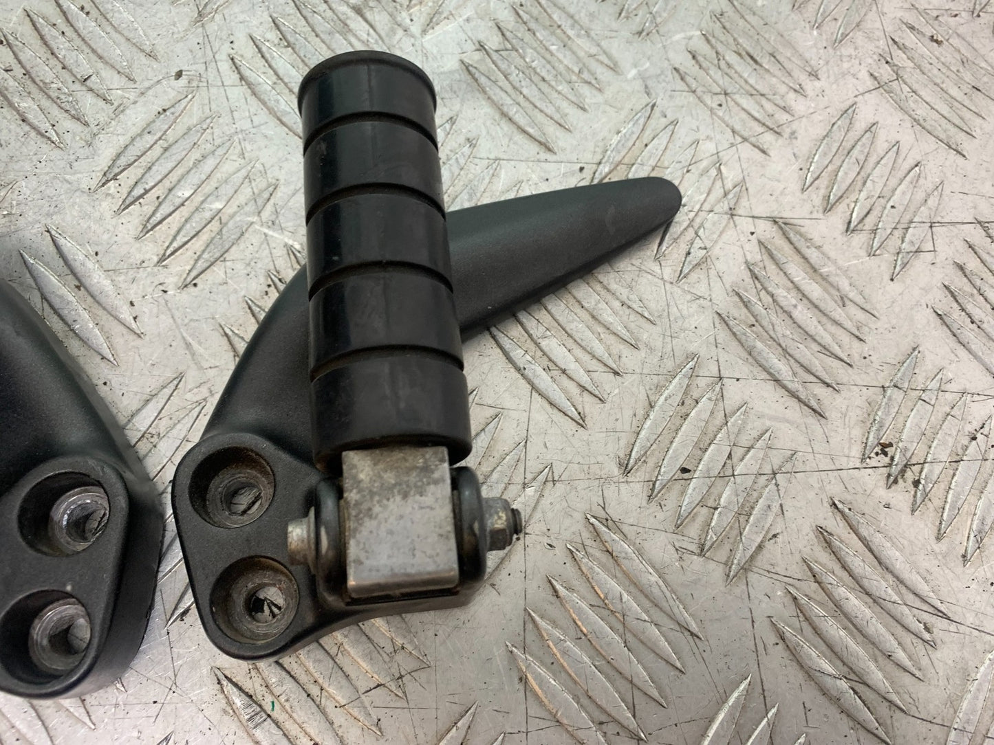 YAMAHA XVS 1300 MIDNIGHT STAR REAR HANGER AND PEGS  YEAR 2007-16 (CMB1200)
