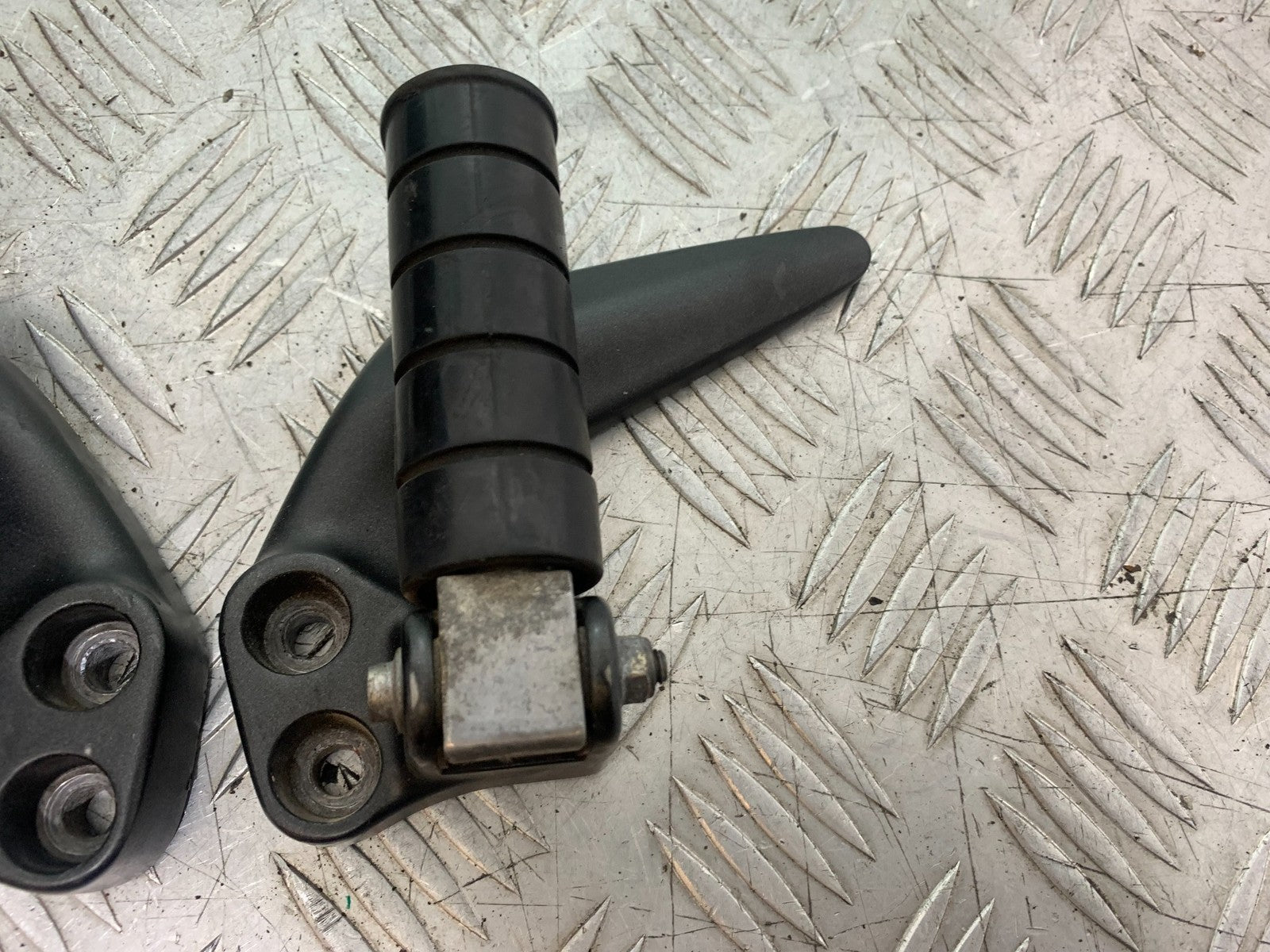 YAMAHA XVS 1300 MIDNIGHT STAR REAR HANGER AND PEGS  YEAR 2007-16 (CMB1200)