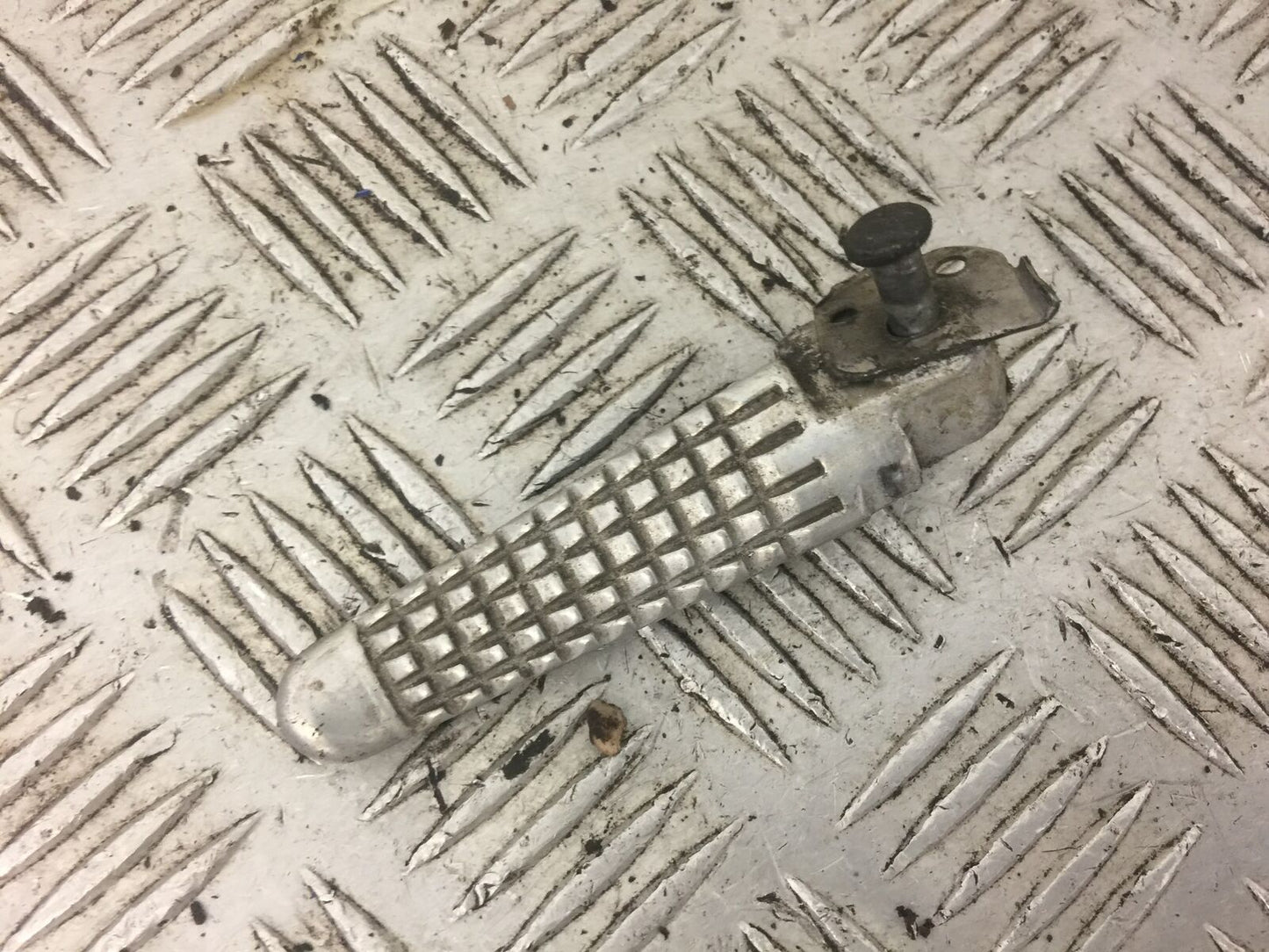SUZUKI GSXR600 GSXR 600 SRAD LEFT REAR PEG  2000 (STOCK 558)