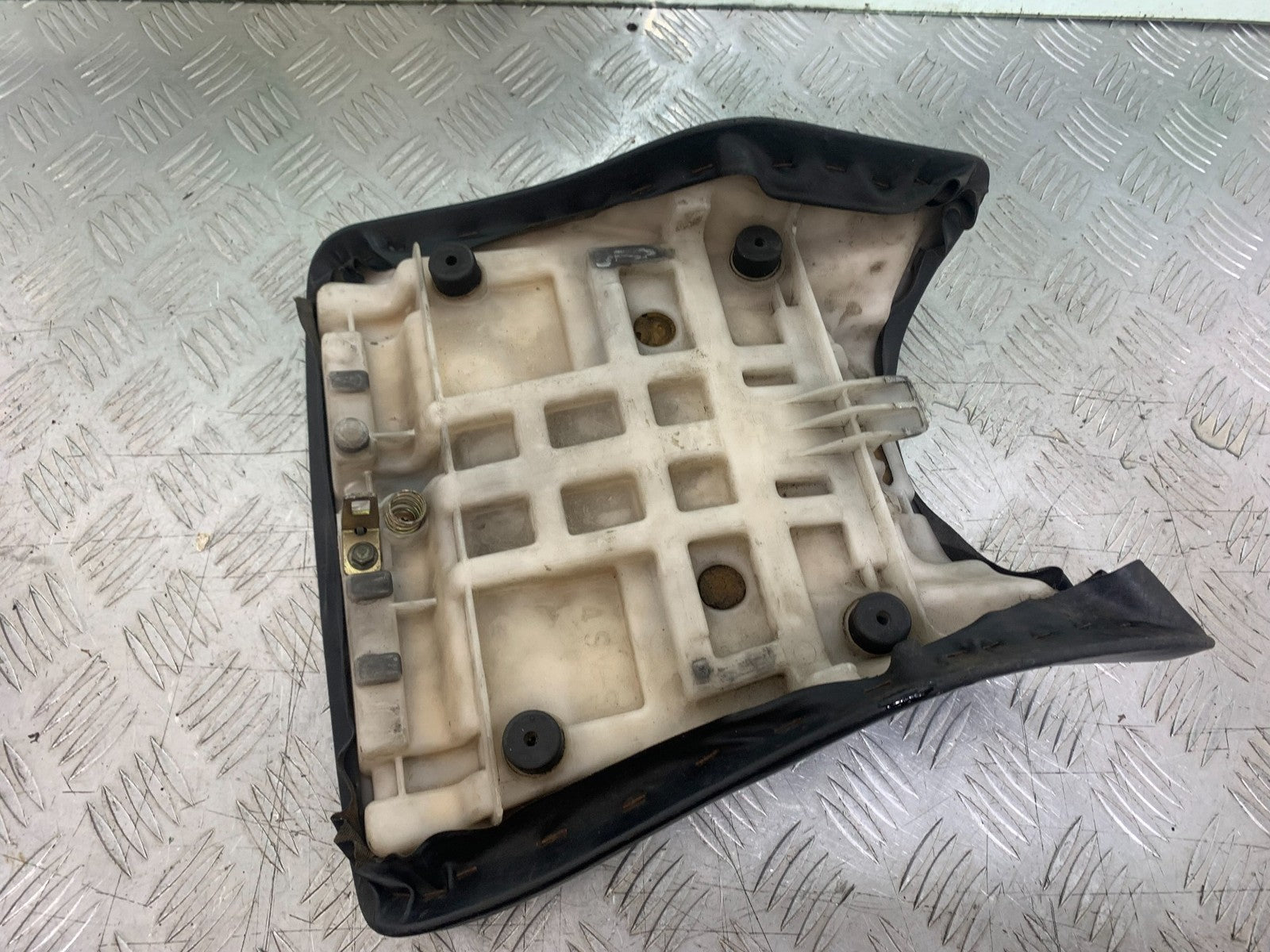 YAMAHA YZF1000 THUNDERACE FRONT SEAT  YEAR 1997-2000 (CMB1204)