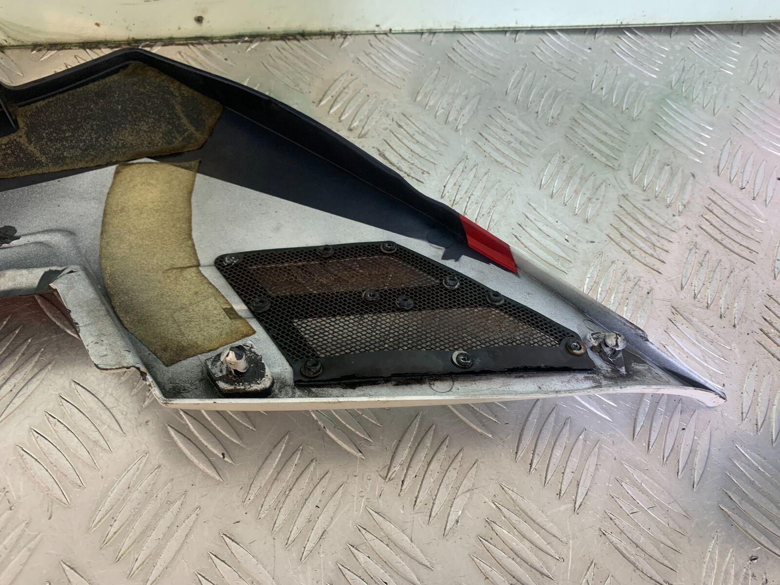 YAMAHA FJ1100 FJ 1100 RIGHT SEAT PANEL  YEAR 1984-1985 (CMB1101)