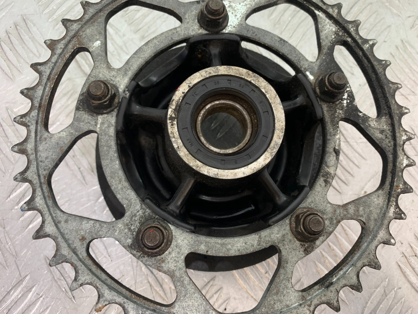 TRIUMPH 955i DAYTONA REAR SPROCKET CARRIER  YEAR 2002-2006 (CMB1229)