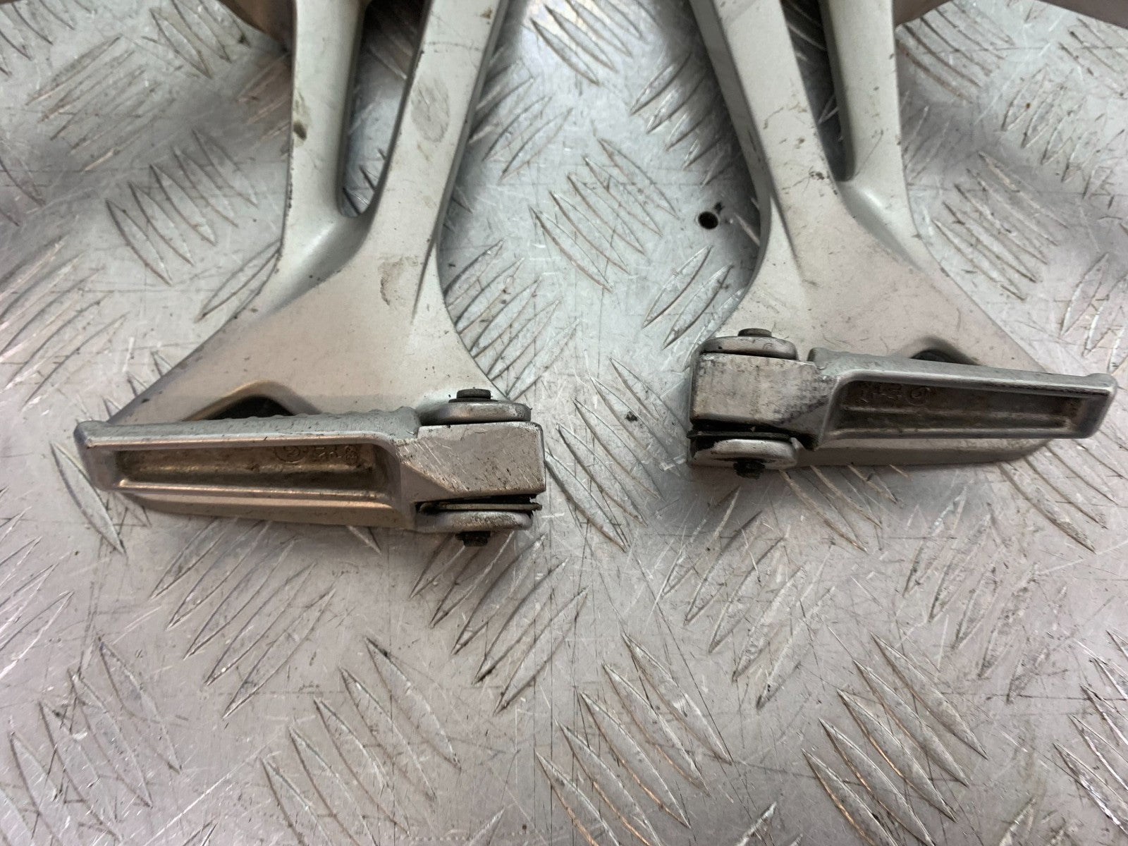 HONDA VFR800 VFR 800 V-TEC REAR HANGERS AND PEGS  YEAR 2002 -09 (CMB1296)