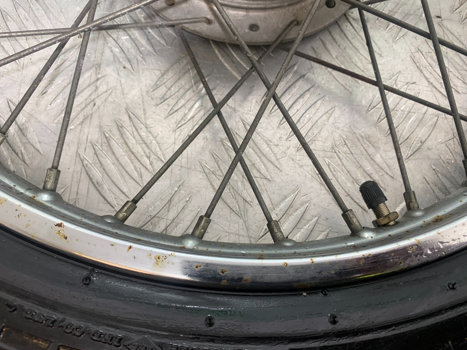 SUZUKI GP100 GP 100 FRONT WHEEL  YEAR 1978-1988 (CMB1259)