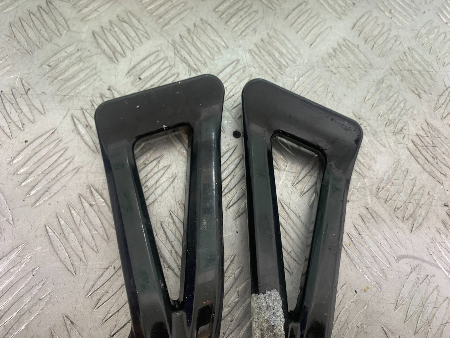 SUZUKI GSX750 INAZUMA REAR HANGERS AND PEGS   YEAR 1998-2003 (CMB1308)