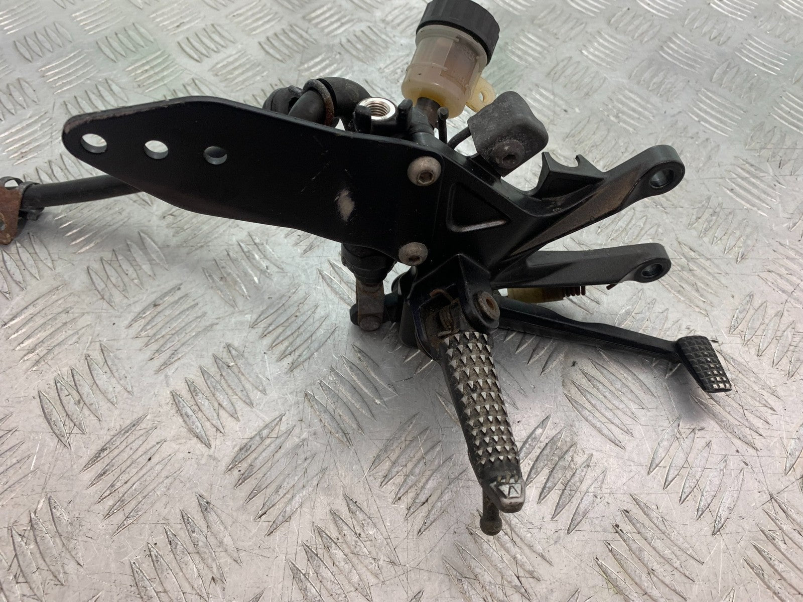 KAWASAKI ZX10R ZX10 R FRONT RIGHT HANGER   2008-2010 (CMB1301)