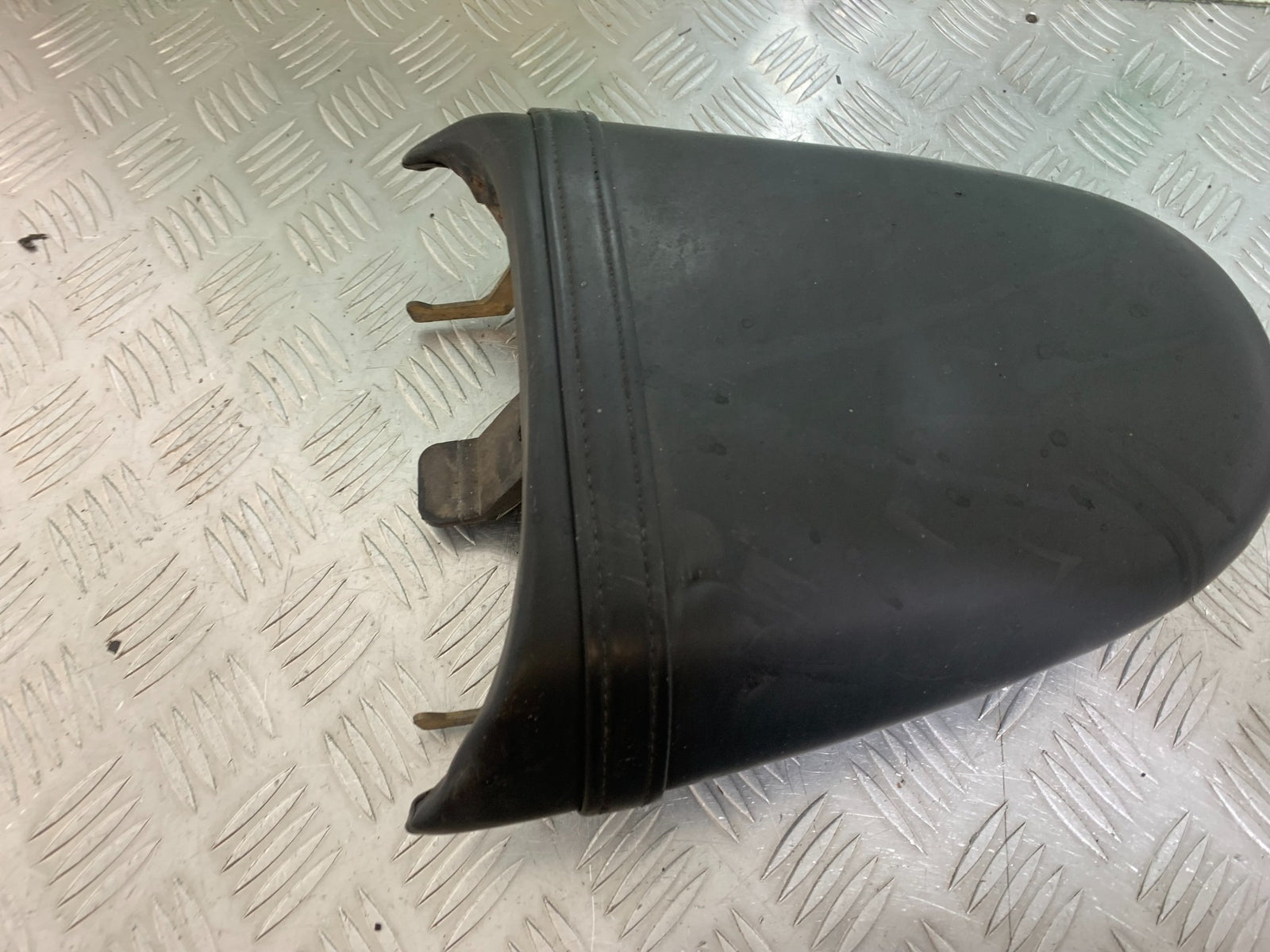 TRIUMPH T509 SPEED TRIPLE REAR SEAT YEAR 1997-1998 (CMB1144)