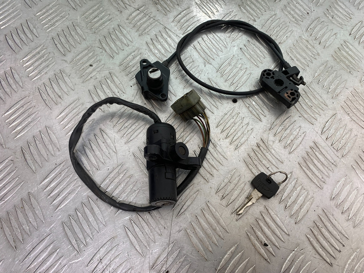 TRIUMPH T509 SPEED TRIPLE IGNITION SWITCH SEAT LOCK KEY YEAR 1997-1998 (CMB1144)