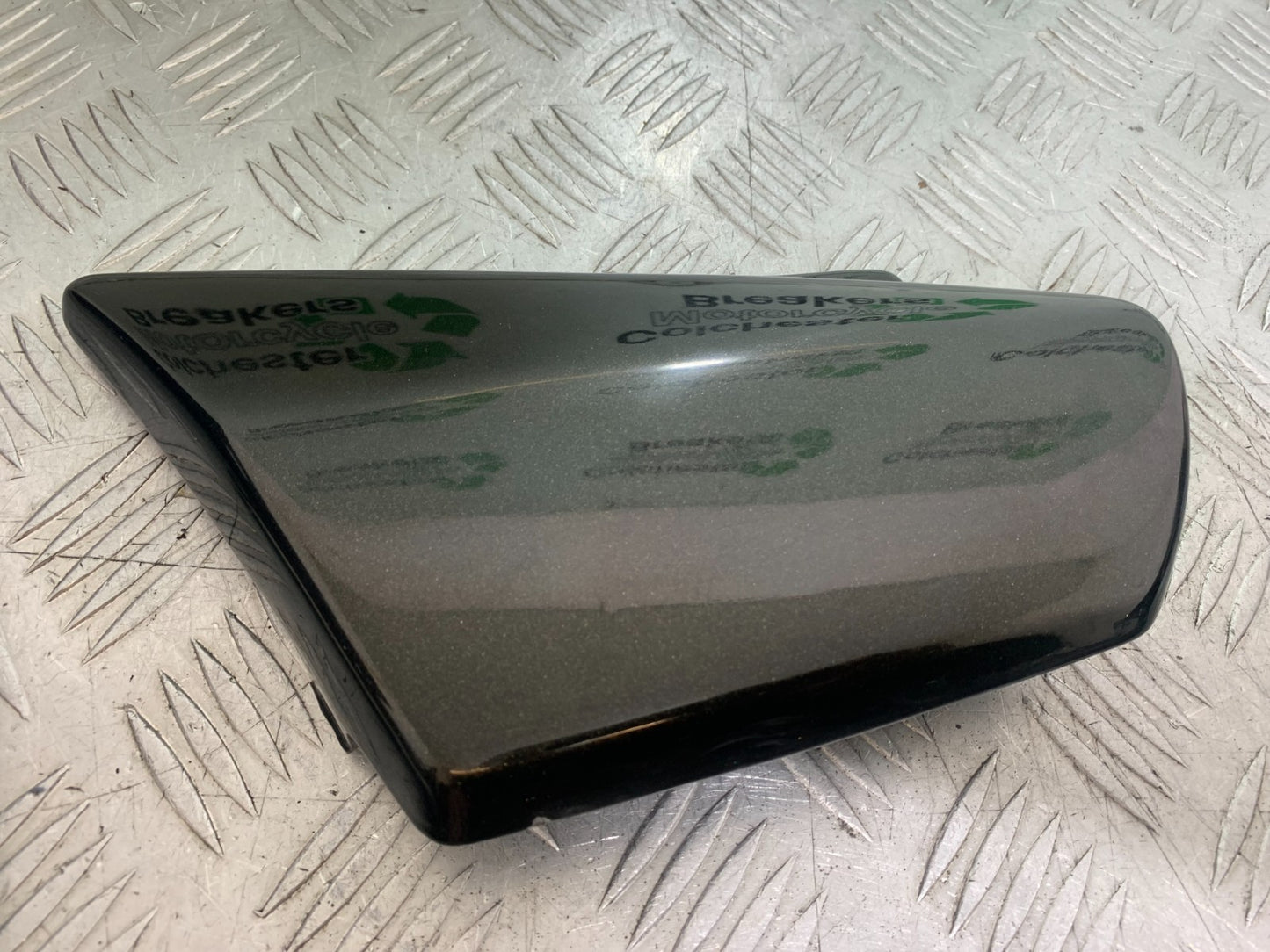 HONDA VT700 VT 700 SHADOW LEFT SEAT PANEL  YEAR 1984-85 (CMB1328)