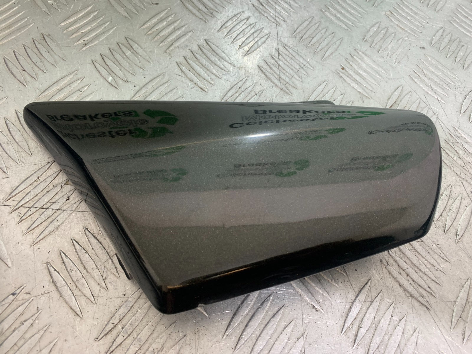 HONDA VT700 VT 700 SHADOW LEFT SEAT PANEL  YEAR 1984-85 (CMB1328)