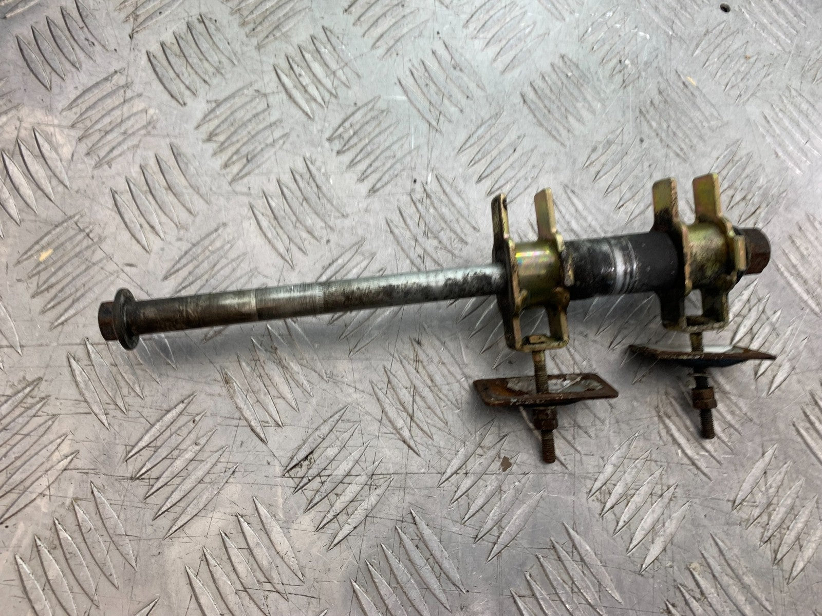 HONDA XL125 VARADERO REAR WHEEL SPINDLE & ADJUSTERS   YEAR 2001-2006  (CMB1304)