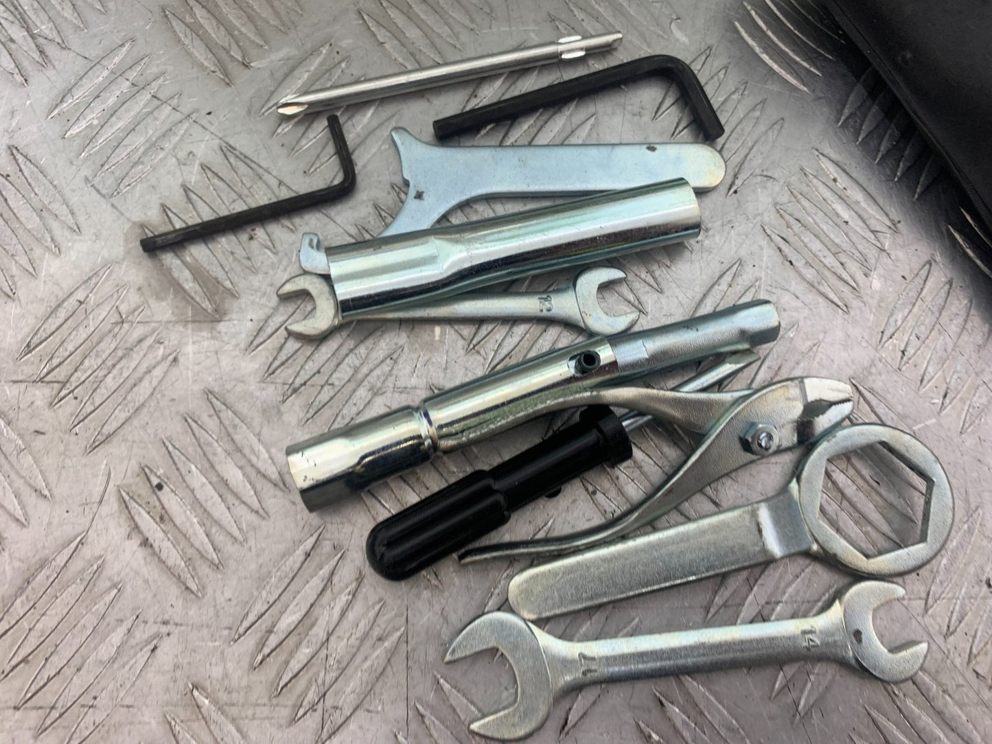 SUZUKI GSR600 GSR 600 TOOL KIT   2006-2010 (CMB1177)